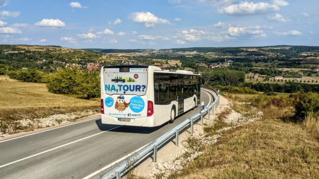 Fahrender Bus Blick auf den Europäischen Kulturpark